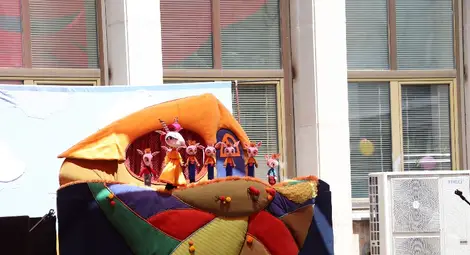 Шарено камионче и приказни герои направиха цветен детския празник