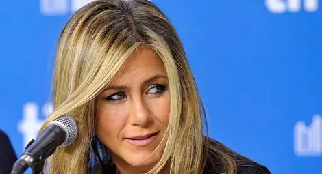 Дженифър Анистън организира моминско парти за Кортни Кокс