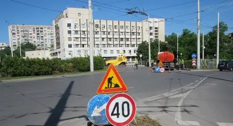 Ремонтират до края на месеца Кръговото до полицията в Русе /галерия/