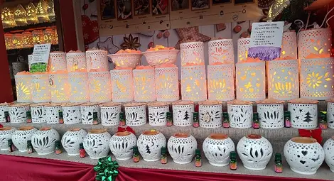 21.60 лева за порция сарми с мамалига и чаша греяно вино на най-бляскавия коледен базар в Букурещ