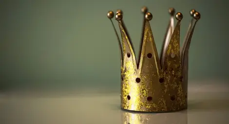 Любящ татко се провъзгласи за крал, за да направи дъщеря си принцеса