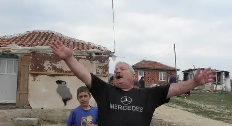 Събарянето на къщи в Гърмен спря, хората скандират "Бойко, Бойко" Събарянето на къщи в Гърмен спря, хората скандират "Бойко, Бойко"