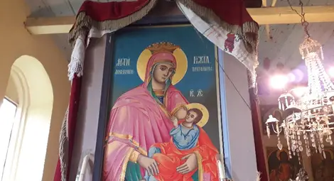 Осветено копие на чудотворна икона оцеля след удар в храма в Пепелина Осветено копие на чудотворна икона оцеля след удар в храма в Пепелина