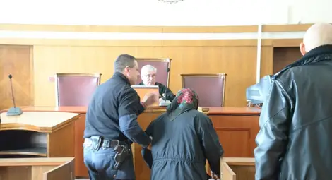 Баба Пенка Мойсеева се яви в съда за гледане на мярката й за неотклонение.                                                  Снимка: Архив &bdquo;Утро&ldquo;