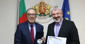 Проф. Андрей Захариев: С приемането ни в еврозоната България получава зелена карта да бъде заедно с богатите държави