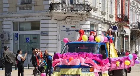 Шарено камионче и приказни герои направиха цветен детския празник Шарено камионче и приказни герои направиха цветен детския празник