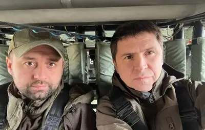 Михайло Подоляк на път за преговорите с Русия СНИМКА: Twitter/Михайло Подоляк