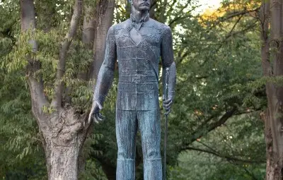 Гарнизонът и младите гвардейци се строяват в почетен караул в памет на Левски