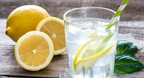 Пиенето на вода с лимон на празен стомах не е панацея за всички болести