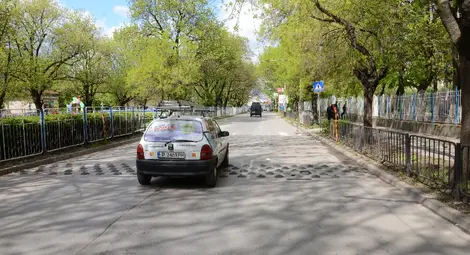 Повдигат пешеходни пътеки на три централни булеварда