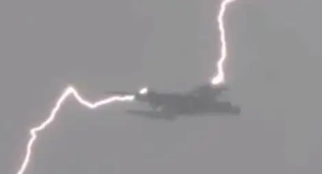 Уникално видео: Три мълнии удрят самолет, пътниците живи и здрави
