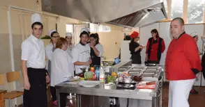 С тартар от пушена скумрия и еклерова  кула гимназисти изненадаха шеф-готвач