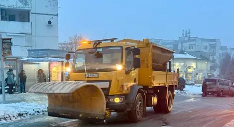 Екипите на три фирми работят по обработката на пътищата срещу заледявания в община Русе Екипите на три фирми работят по обработката на пътищата срещу заледявания в община Русе