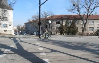 Велосипедист осъден да плати 4000 лв. на пешеходка, която блъснал на светофар в Шумен