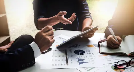 Чудесата на бюрокрацията: Русенски фирми пишат спешно заявки за нужните им след 5 години специалисти