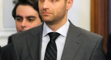 Служебен министър с 215 бона в банки и ново жилище