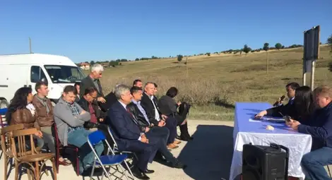 Ветовският общински съвет вече проведе едно заседание на открито в знак на протест срещу разбитите пътища.  Снимка: Архив &bdquo;Утро&ldquo;