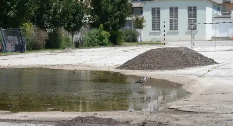 Вдигнаха допълнителна ограда за ремонта в двора на &bdquo;Отец Паисий&ldquo;