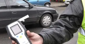 2 промила алкохол дали кураж на 62-годишен да се бие с полицаи