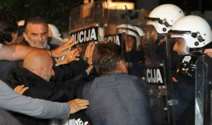 Тежки сблъсъци в Черна гора, има ранени депутати