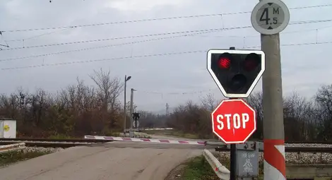 Шофьор спори, че е пресякъл жп прелез на червен сигнал