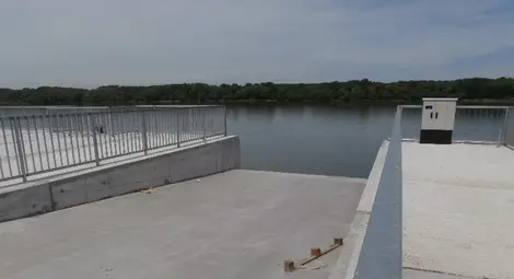 Само една лента пази опасните бетонни изходи към Дунава. И то когато не е скъсана