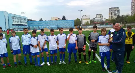 Шампионите получиха купата от председателя на Областния футболен съвет Димитър Димитров-Кулеманс.                                                                                                     Снимка: Георги  ХРИСТОВ