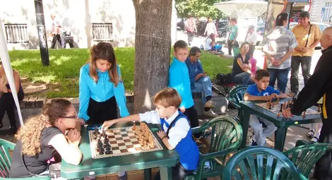 Шах и танци на открито  показаха от Младежкия дом 