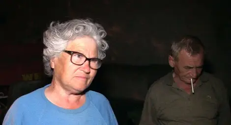 Съседката Себат Сабриева разказва как е открила мъртвата Рейме.                             Снимка: Утро