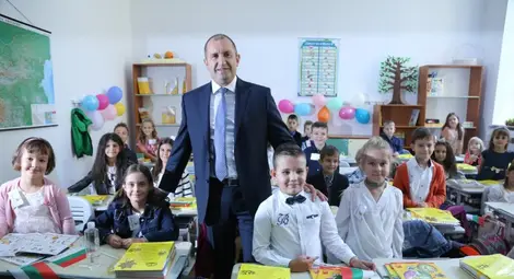 Радев: Държавата се управлява през телефон, а не през институциите