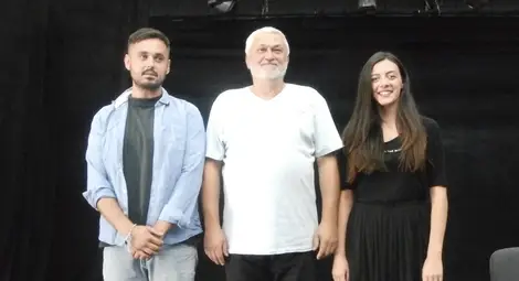 Орлин Дяков представи новото попълнение в трупата - актьорите Тони Тончева и Красимир Ненков.                Снимка: Авторът