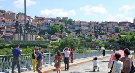 Баби полиглотки набират туристи за търновските хотели Баби полиглотки набират туристи за търновските хотели