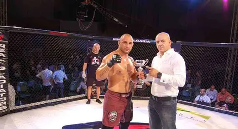 ММА бойците с шампионки пояс във всички категории