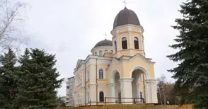 Оградата на „Всех Святих“ става пано за снимки и графити