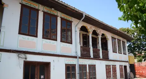 Правят нов покрив на сградата  с прочутите тревненски тавани