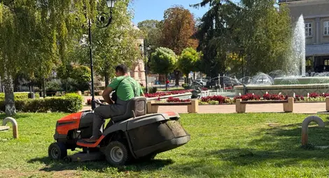 Косенето на тревни площи в Русе продължава и през тази седмица