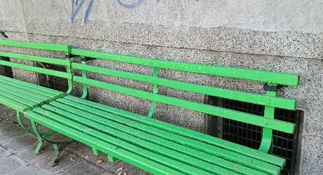 Моят дом е моят кошмар: Една история за две пейки, междусъседски картинки и прогонено от дома му семейство. И един въпрос за мускули