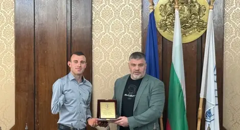 Световният и европейски шампион Християн Стоянов бе удостоен с почетен плакет в Русе Световният и европейски шампион Християн Стоянов бе удостоен с почетен плакет в Русе