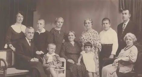 Петър П. Оджаков (син на П.В. Оджаков) със съпругата му Мария, децата Константин, Тодор и роднини през 1935 г. Петър П. Оджаков (син на П.В. Оджаков) със съпругата му Мария, децата Константин, Тодор и роднини през 1935 г.