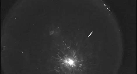 НАСА: Метеоритен дъжд се носи към Земята със скорост 65 километра в секунда