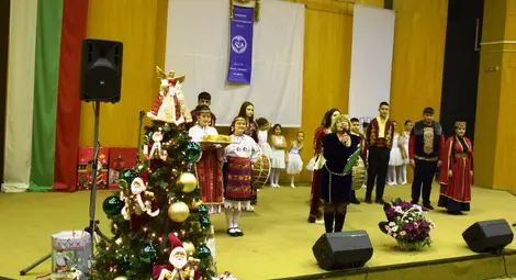 Цветно и богато етнопиршество от изненади на концерта &bdquo;Да празнуваме заедно&ldquo; изпълни пленарната зала на Община Русе