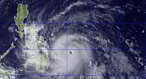 Тайфун връхлетя Филипините с 235 км/ч