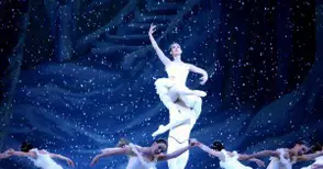 Дядо Коледа излиза на сцената  на финала на „Лешникотрошачката“