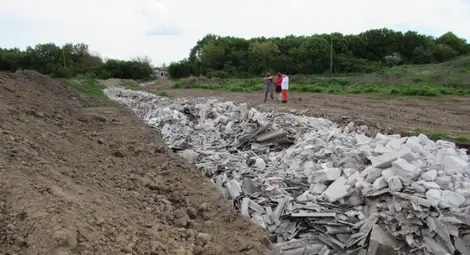 Фирма прави частен път с опасни отпадъци