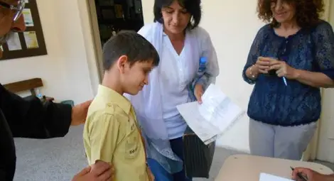 Скандален прецедент: Петима квестори вардят незрящ седмокласник на матура