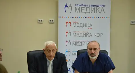 Управителят на УМБАЛ &bdquo;Медика&ldquo; д-р Ивелин Йоцов (вдясно) представи проф. Огнян Хаджийски. 