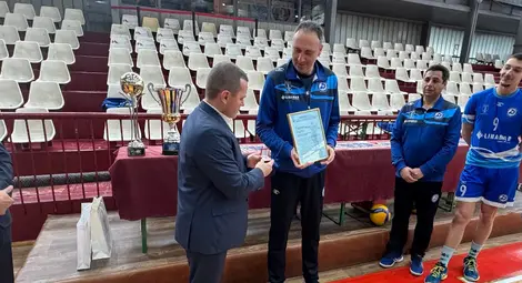 Кметът Пенчо Милков удостои със златна значка треньора на „Дунав“-Русе Красимир Миронов Кметът Пенчо Милков удостои със златна значка треньора на „Дунав“-Русе Красимир Миронов