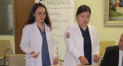 Доц.Сайнбуян Нацагдорж /вляво/ и д-р Енх-Амгалан Лхагвасурен поставят игли за лечение на главоболие и стомашни болки чрез метода мокса. 			         Снимка: Авторът