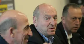 Дузпа: Приятелски огън по Касабов. В гръб!