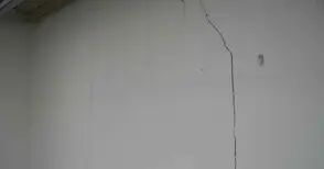 Зловещи пукнатини зейнаха в стените и пода на галерията